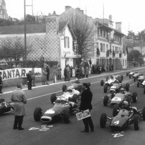Grille de départ du GP de Pau 1964 : Jimmy en première ligne avec son co-équipier Peter Arundel et Richard Atwood entre les deux sur une Lola T54